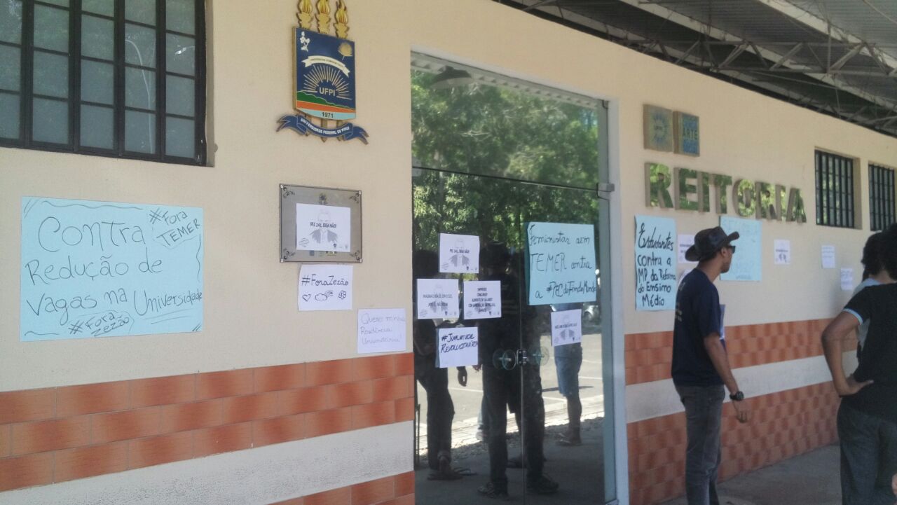 Cartazes foram fixados com manifestos na porta da reitoria da UFPI