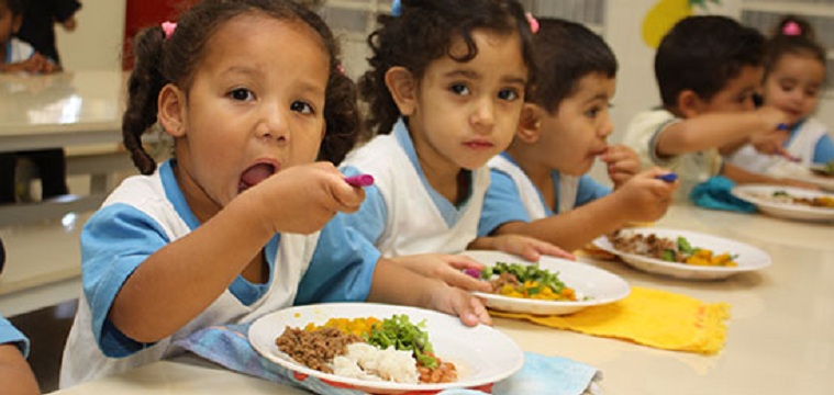 Crianças almoçam na escola