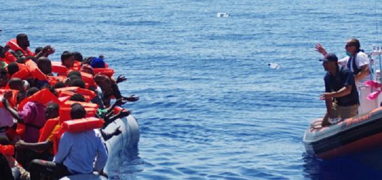 Resgate de imigrantes no Mar Mediterrâneo