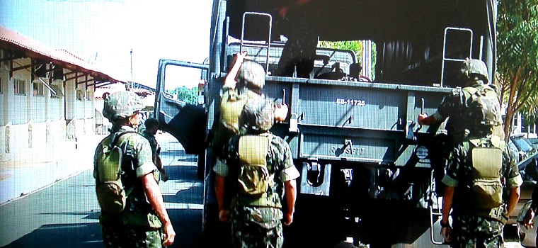 Soldados do Exército embarcam para o interior do Piauí