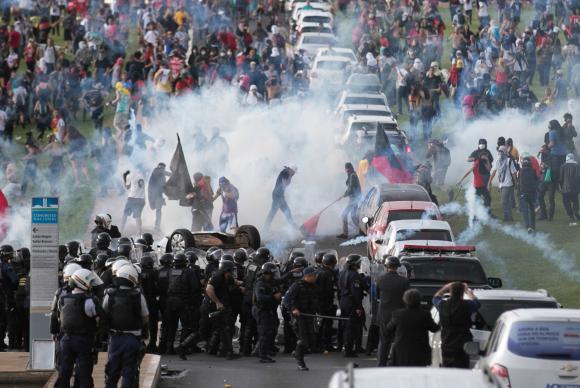 Após a Polícia Militar dispersar o protesto de estudantes que ocupavam o gramado em frente ao Congresso Nacional