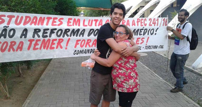 João Pedro e Dona Carmélia: abraço de preocupação de mãe e apoio à causa