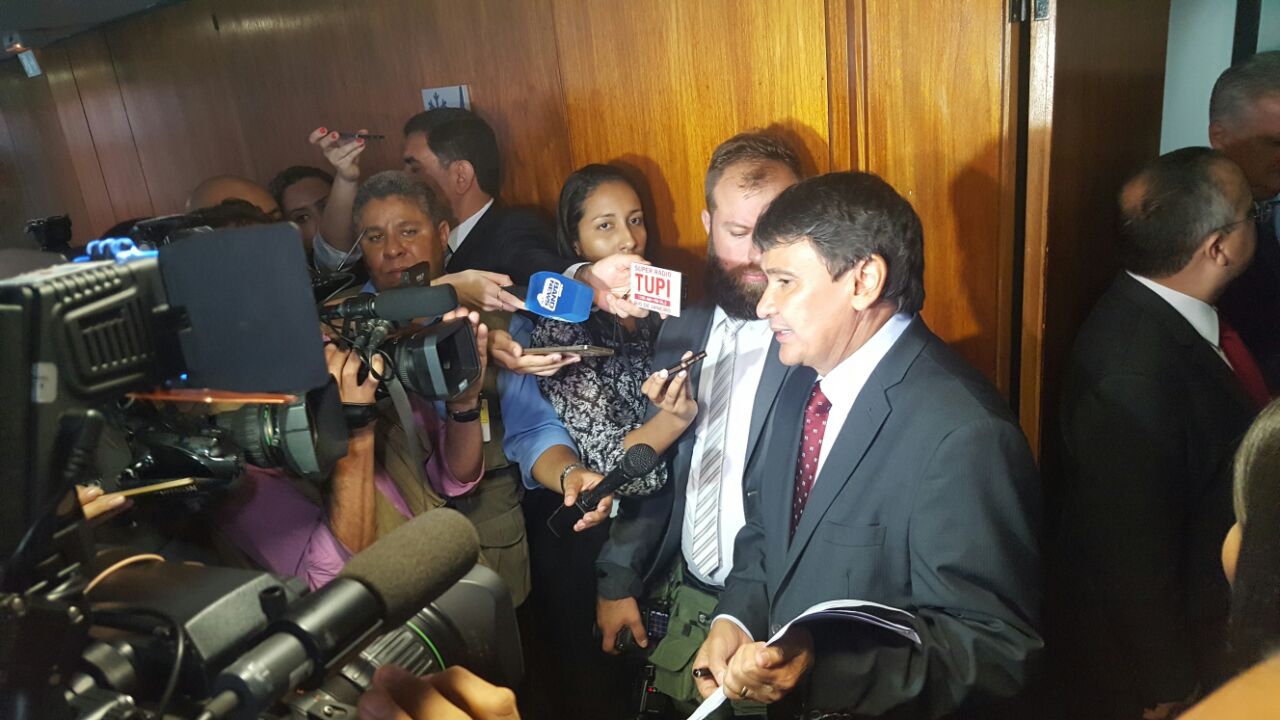 Wellington Dias fala aos jornalistas após audiência no STF