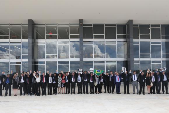 Brasília - A Associação dos Magistrados Brasileiros faz manifestação em frente ao STF contra aprovação do pacote  anticorrupção