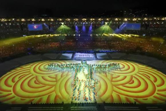 A imagem do Cristo Redentor, um dos cartões postais,  iluminou o Estádio do Maracanã