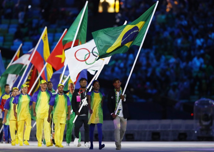 Isaias Queiroz, que conquistou três medalhas na canoagem, leva a bandeira do Brasil