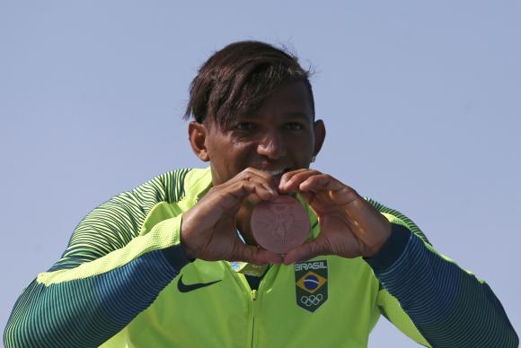 Isaquias Queiroz é o primeiro brasileiro a conquistar três medalhas em uma mesma olimpíada