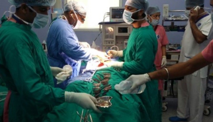 Médicos retiram 40 facas do estômago