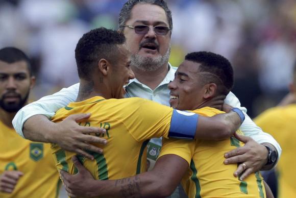 O técnico Rogério Micale abraça Neymar e Gabriel de Jesus