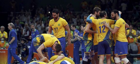 Seleção brasileira de vôlei vence e está na final.