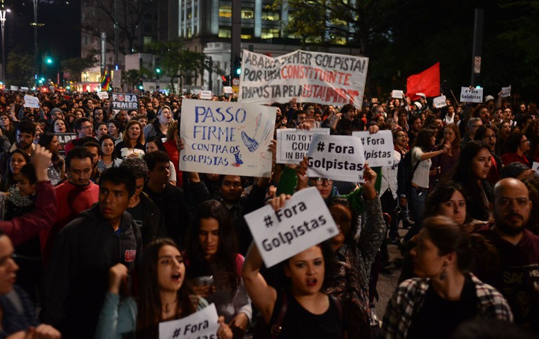 Ato na Paulista na quinta-feira (31), dia da aprovação do impeachment pelo Senado: cheiro de golpe no ar
