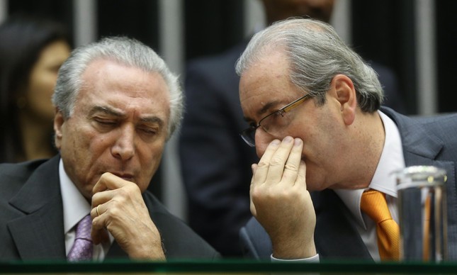 Circula em Brasília a informação de que existe uma manobra para livrar Eduardo Cunha, que é aliado de Michel Temer