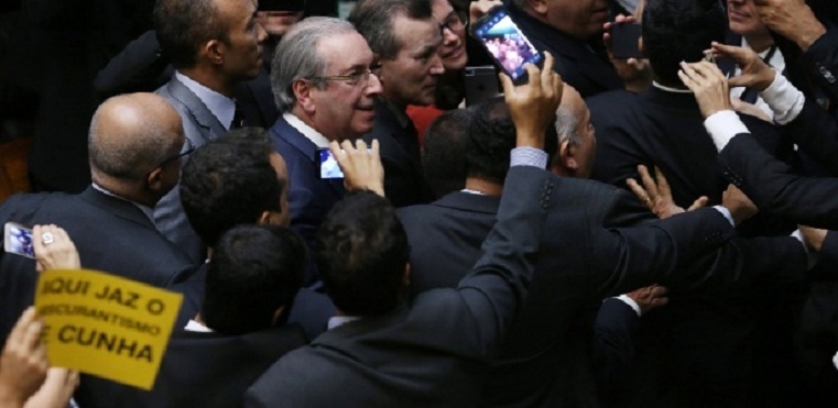 Cunha deixa o plenário após ser cassado por 450 votos contra 10