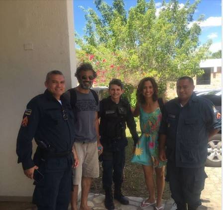 O ator almoçou com CAmila Pintanga e posou para fotos com policiais