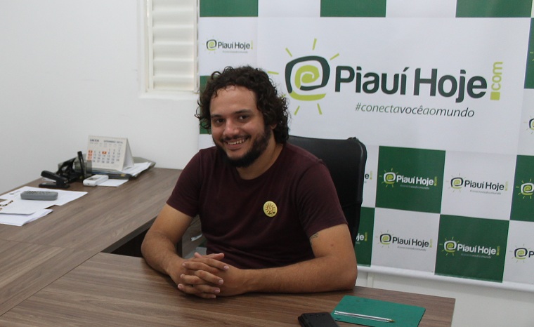 O candidato Éverton Diego na sede do Piauihoje.com