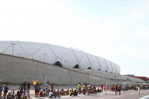 Torcedores fazem fila para acompanhar treino aberto da seleção na Arena da Amazônia