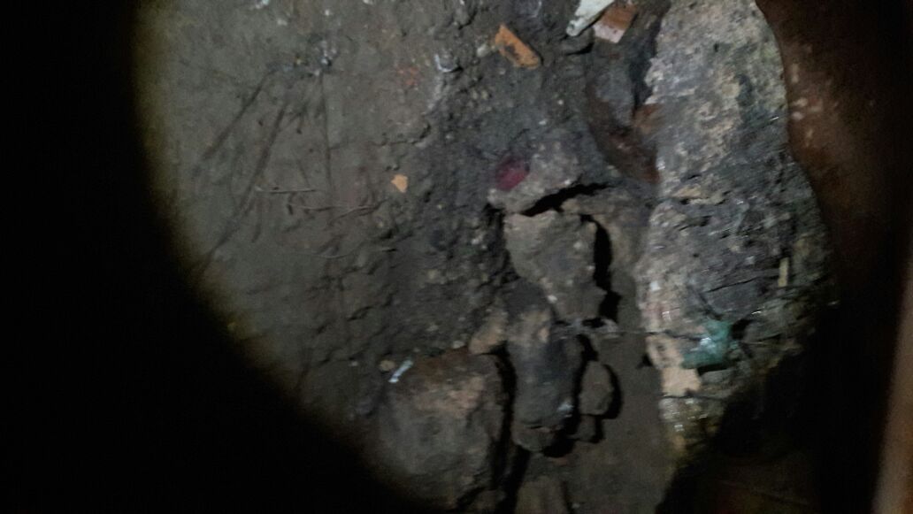 Foto do túnel cavado por detentos na madrugada desta segunda