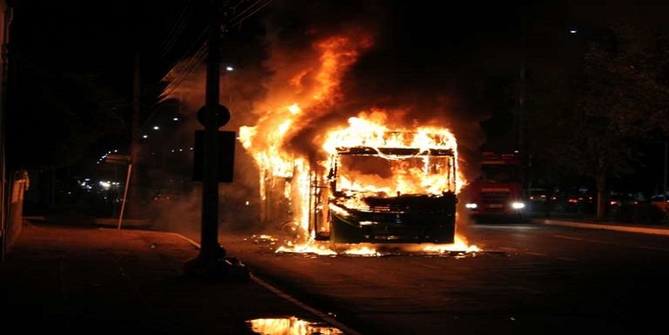 Ônibus foi incendiado