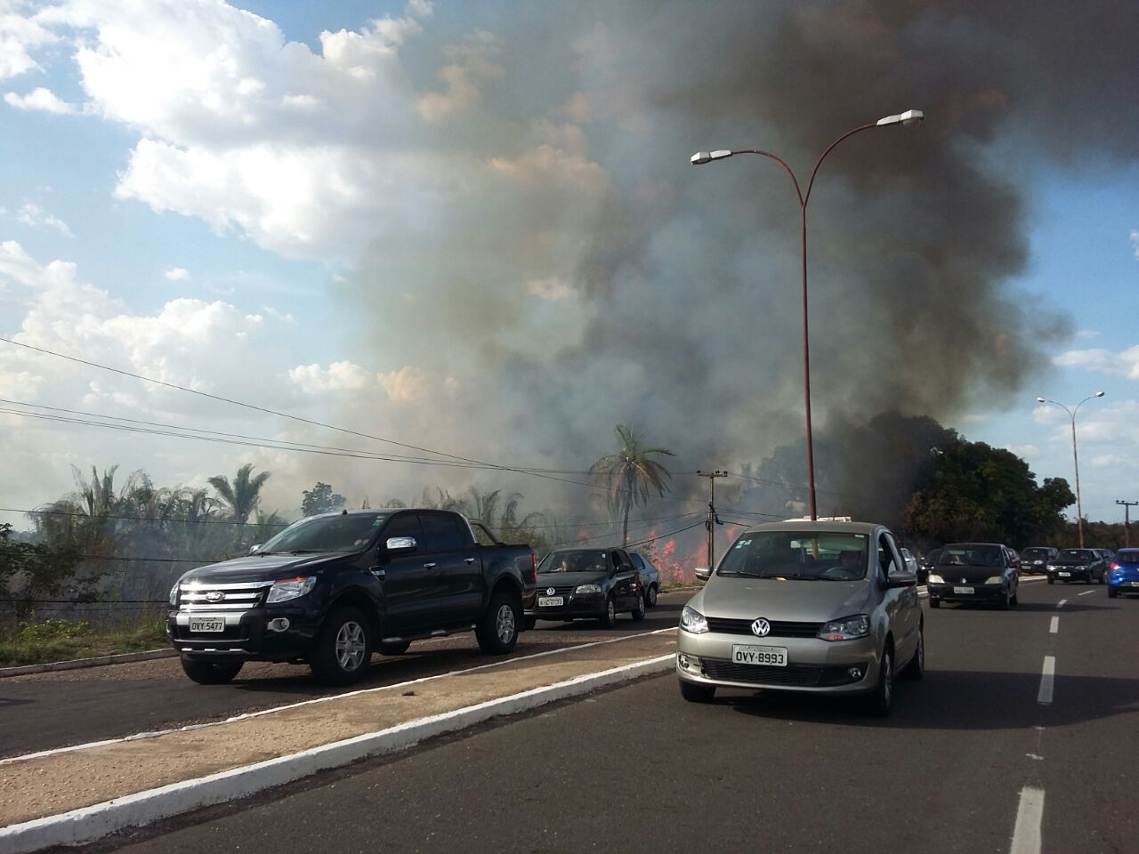 Veículos estão andando na contramão para fugir do fogo