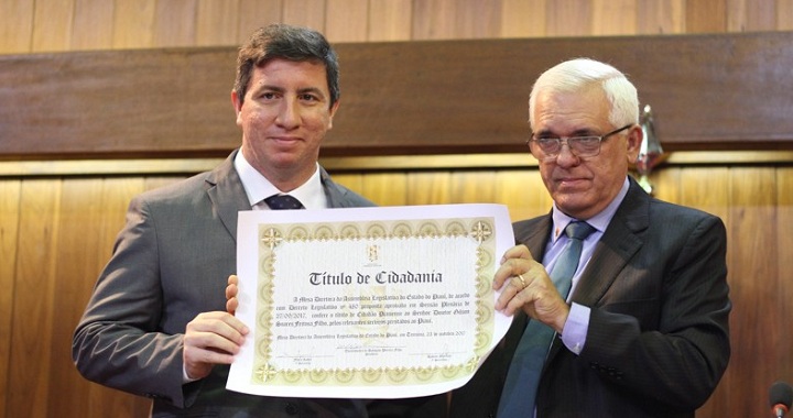 Cadiologista Gilson Feitosa Filho recebeu o diploma de cidadão piauiense na Assembleia Legislativa