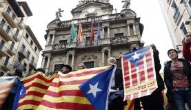 Em protestos, grupo segura a bandeira catalã pró-independência na cidade de Pamplona