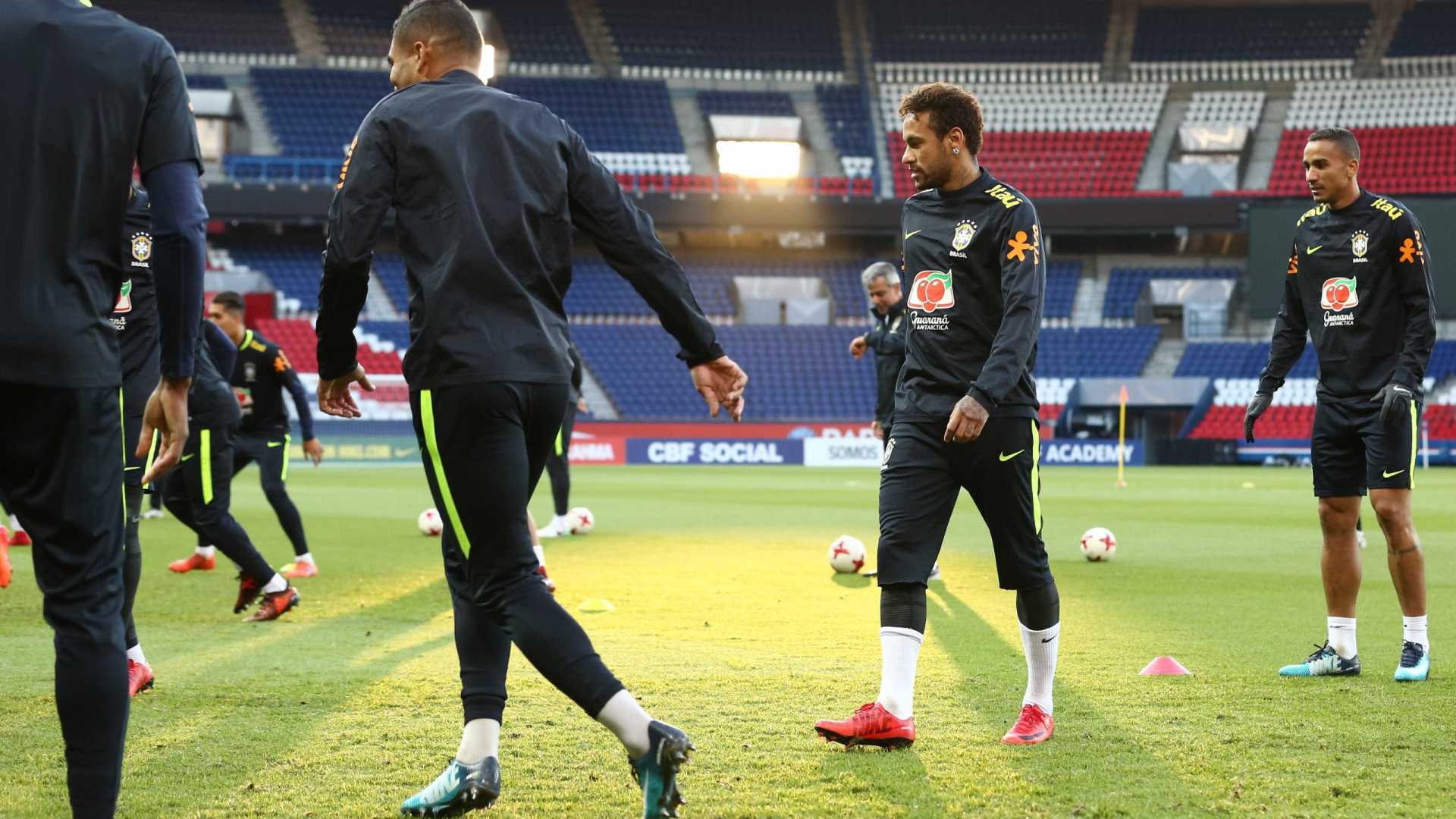 Daniel Alves e Neymar em treino.