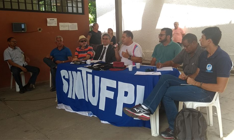 Servidores administrativos em greve na UFPI