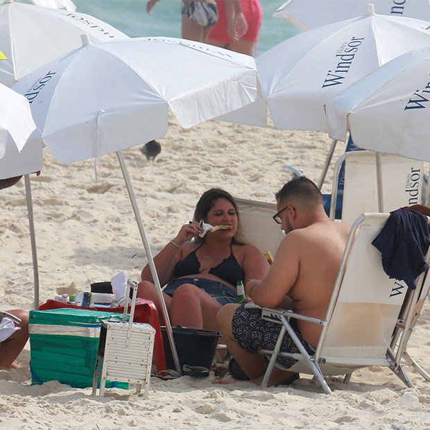 Marília Mendonça comeu queijo assado na brasa e tomou cerveja na praia da Barra da Tijuca