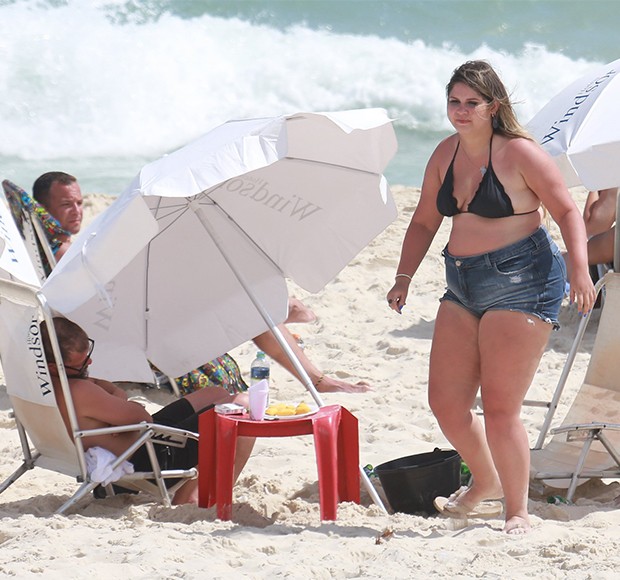 Marília Mendonça foi à praia