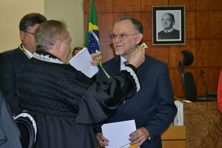 Olavo Rebelo recebe a medalha