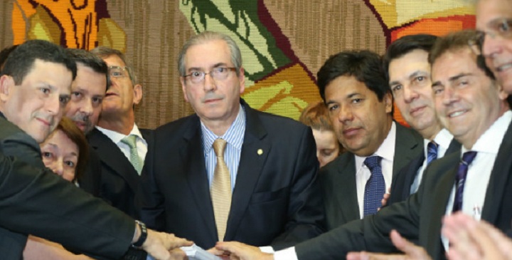 MEndona Filho, ao lado de Eduardo Cunha, comemoram impeachment