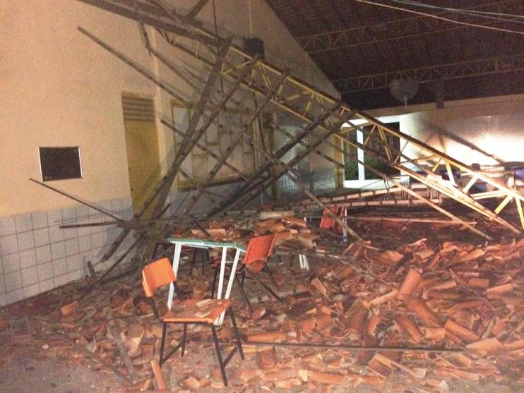 Teto da escola Francisca Trindade caiu em Buriti dos Lopes