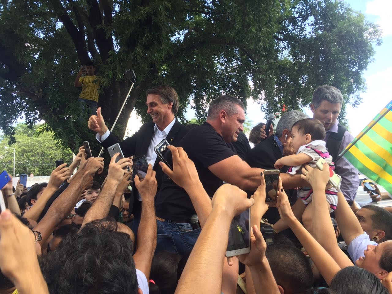 Jair Bolsonaro cercado por uma multidão em Teresina