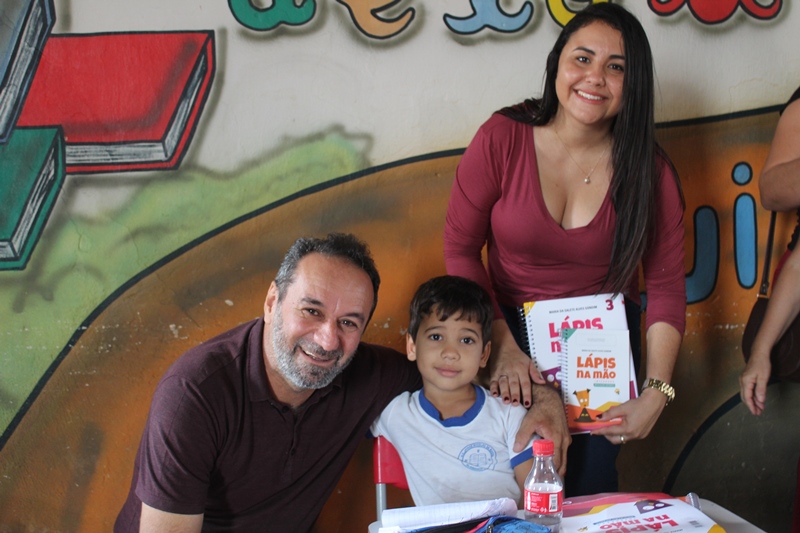 Prefeito Josimar Rocha com um aluno da educação infantil e a secretária Anatália Rocha