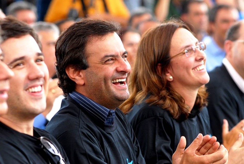 Aécio Neves (PSDB) sorri ao lado da irmã, Andréa Neves, em foto de quando ele era governador de MG