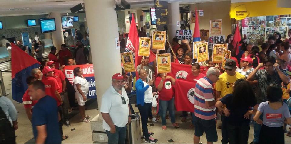 Manifestação no saguão do aeeroporto Petrônio Portela, em Teresina