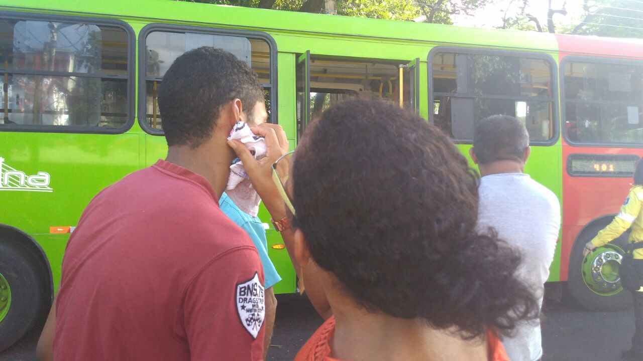 Jovem é atingido com cacos de vidro da janela do ônibus