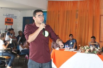 O coordenador Vicente Gomes o programa a jovens de Ilha Grande