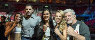 Paolla Oliveira com lutadores e parte do elenco de 