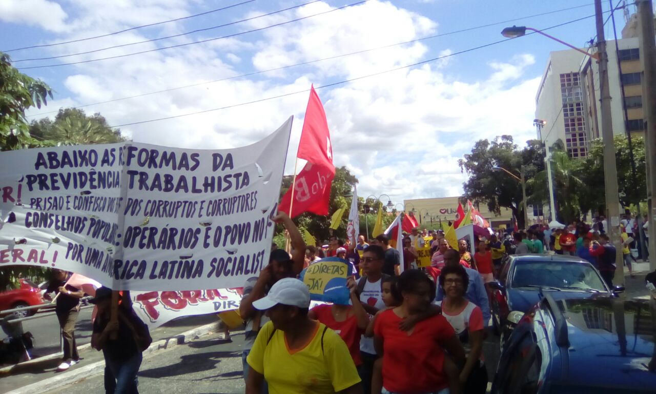 Protesto percorreu ruas do centro de Teresina