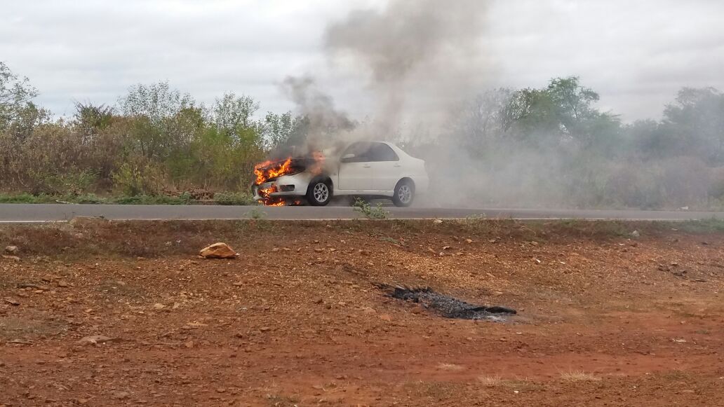 Carro incendeia em Bocaina