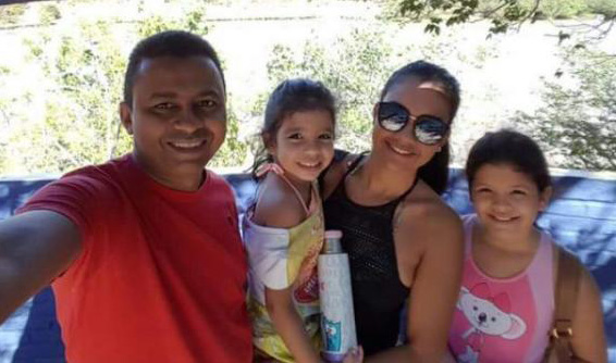 Francisco Costa com Sara e as filhas