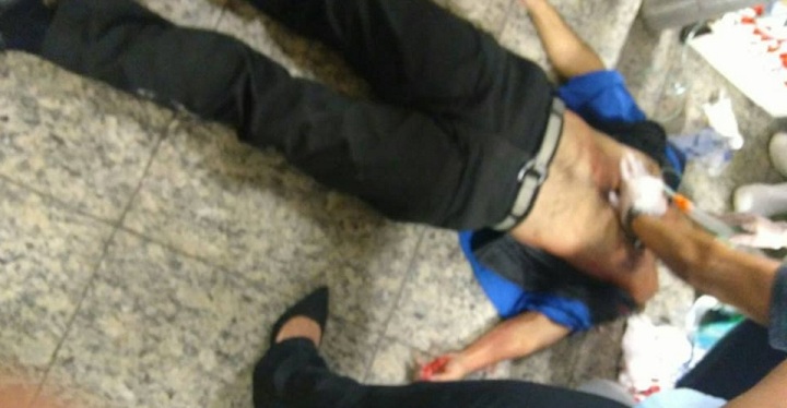 O corpo da vítima do disparo dentro do Supermercado Carvalho do Dirceu