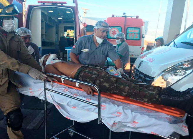 Soldado ferido é transportado de ambulância
