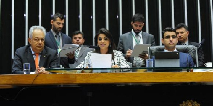 A segunda secretária da Câmara, Mariana Carvalho, lê parecer sobre denúncia contra o presidente Michel Temer