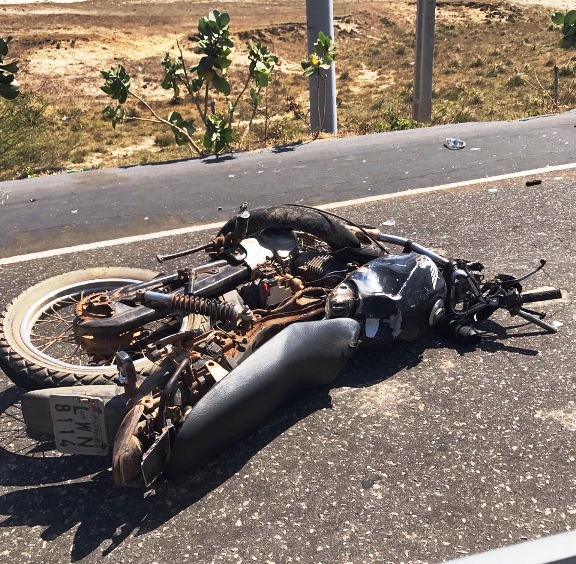 A moto completamente destruída