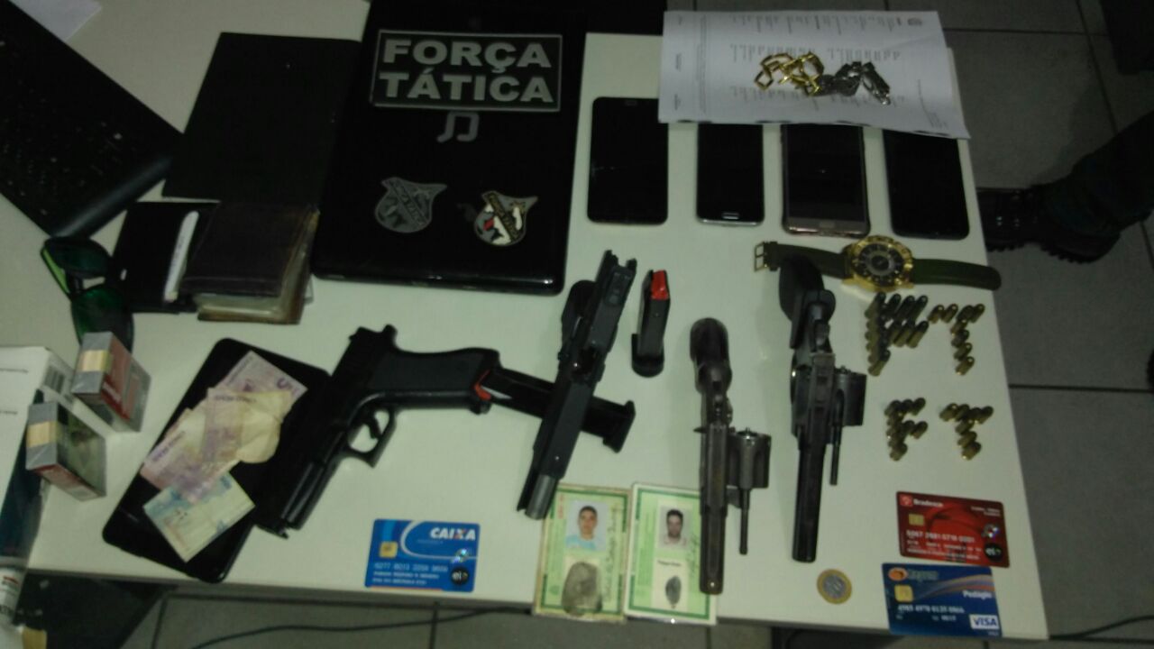 Arma, munição e objetos roubados das vítimas pelos assaltantes