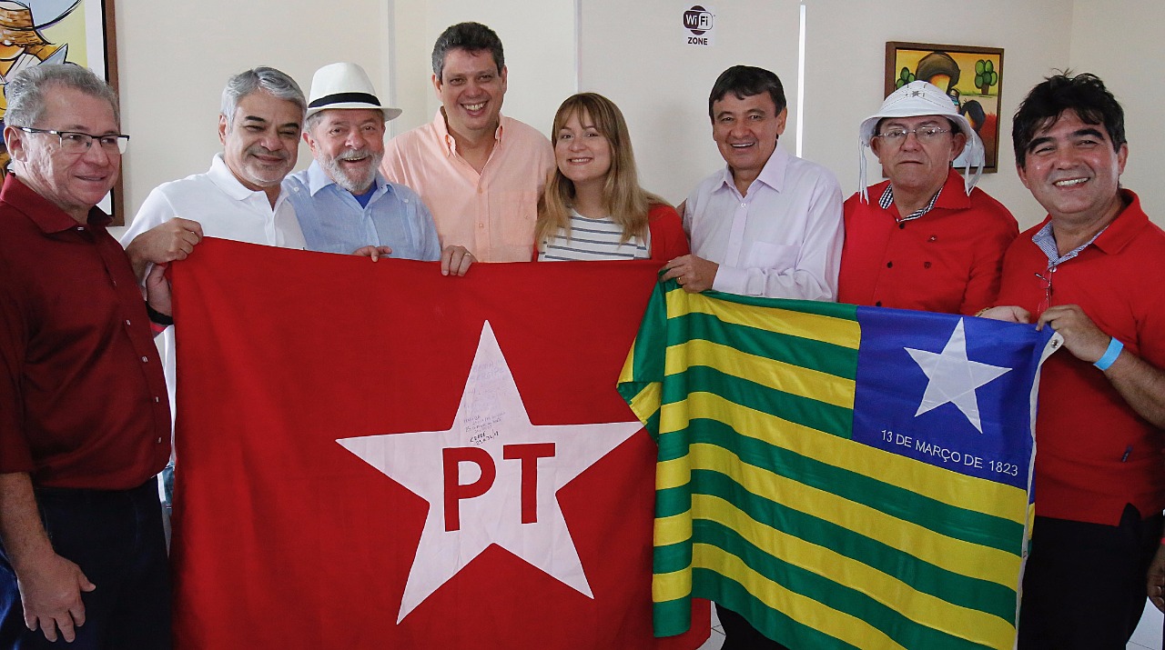 Humberto Costa passa a bandeira para o governador do Piauí, Welligton Dias.