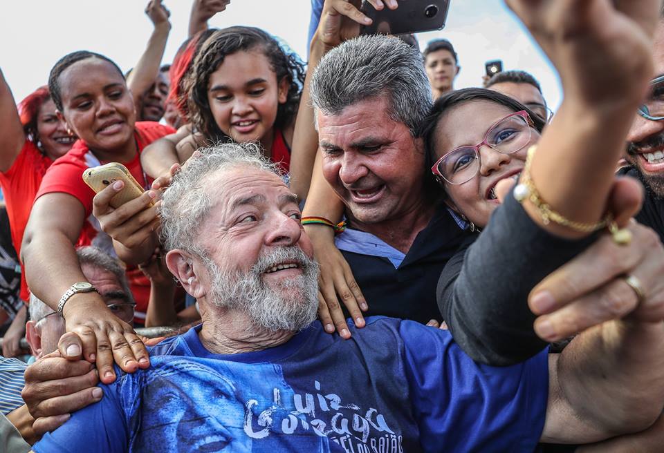Lula abraça o povo em Teresina