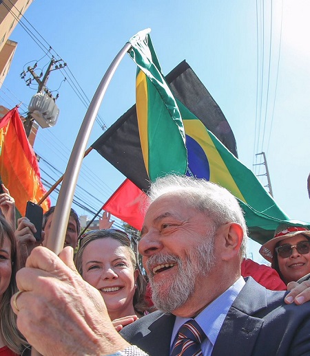 O ex-presidente Lula recebendo o apoio dos petistas; ao fundo a senadora Gleisi Huffmam